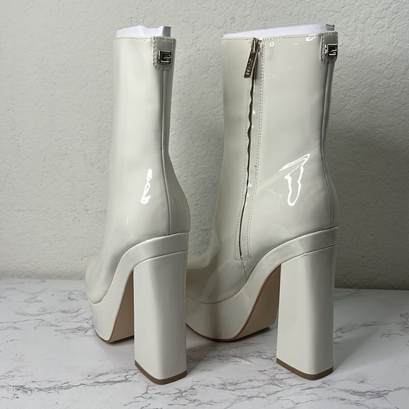 GUESS - White 1-1/2" Platform Cushioned Logo Byra Square Toe Block Heel Size - Picture 9 of 13
